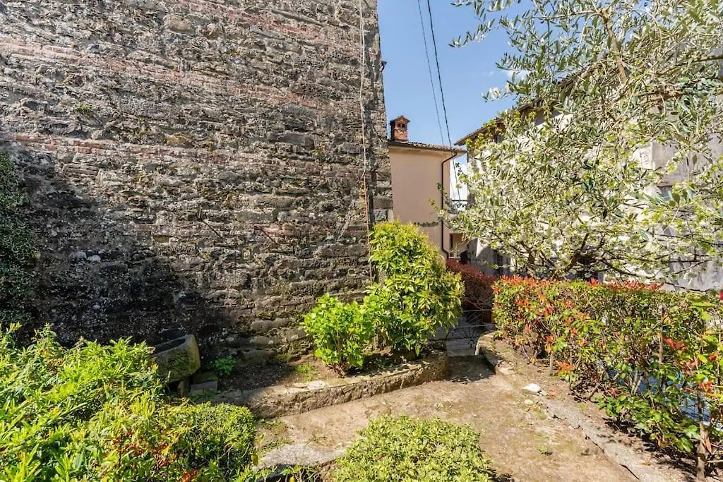 Villa Camelia Bianca Barga Italia